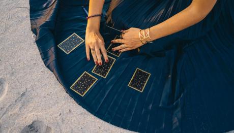 Η φούστα που θα «φορεθεί» πολύ το Φθινόπωρο