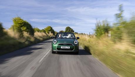 Οδηγώντας το MINI Cooper Cabrio S στην Αγγλία