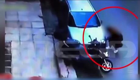 Παγκράτι: Βίντεο Με Γυναίκα Να Σκάει Λάστιχα Αυτοκινήτων