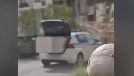 Περιπολικό Μετέφερε... Ψυγείο Στο Πορτ Μπαγκάζ στο Καματερό