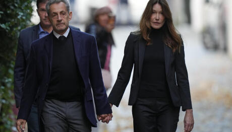 Σαρκοζί: Κρατώντας Το Χέρι Της Μπρούνι Οδηγείται Στη Φυλακή
