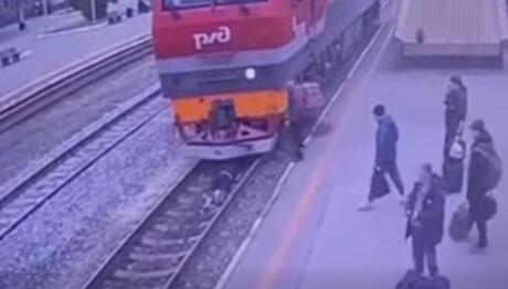 Ρωσία: Η Απίστευτη Στιγμή Που Τρένο Περνά Πάνω Από Άνθρωπο