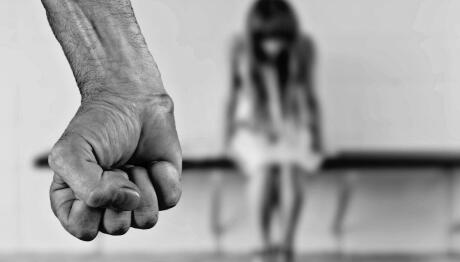 Κορωπί: Την Έδειρε Μπροστά Στα Παιδιά Τους