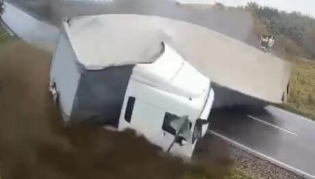 Ρουμανία: Φορτηγό «Δίπλωσε» Και Παρέσυρε Αυτοκίνητο - Βίντεο