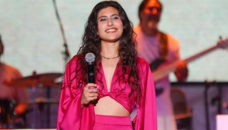 Μαρίνα Σπανού: Στιλάτη Με Ριγέ Oversized Κοστούμι