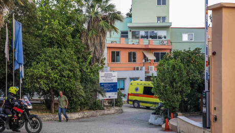 Αχαΐα: Αγκαλιά Με Τον Θείο Του Έπεσε Από Τα Δύο Μέτρα