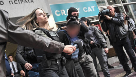 Σαλαμίνα: Τη Χτυπούσα Άφεια Όσο Δεν Έβρισκε Χρήματα