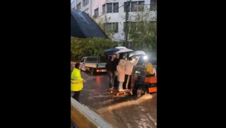 Adel: Σε Καρότσες Ο Κόσμος Στον Ηλεκτρικό Του Μοσχάτου