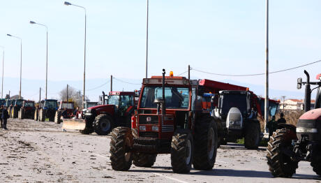 Μάλγαρα: Ένταση Στο Αγροτικό Μπλόκο - ΙΧ Έπεσε Σε Τρακτέρ