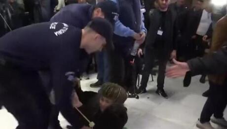 Λουκά: Μπούκαρε Στην Παρουσίαση Της «Ιθάκης» Του Τσίπρα