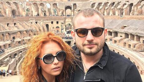 Τσιμέντωσαν Ρώσο Απατεώνα Κρυπτονομισμάτων Και Τη Σύζυγό Του