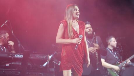 Έλενα Παπαρίζου