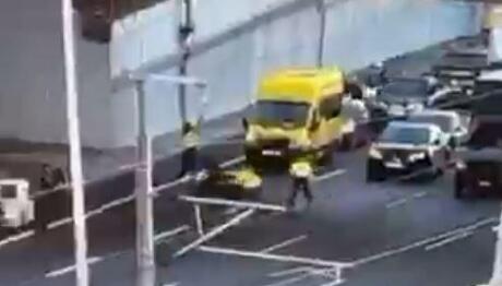 Αττική Οδός: Οδηγός Μηχανής Παρέσυρε Τροχονόμο - Βίντεο
