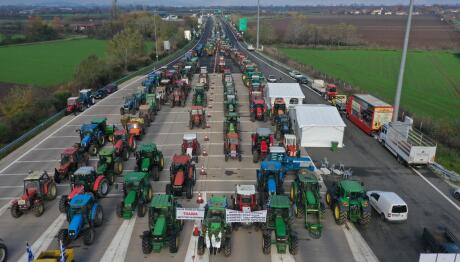 Αγρότες: Απόβαση Με Τρακτέρ Στο Λιμάνι Της Θεσσαλονίκης