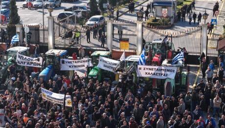 Αγρότες: Απόβαση Με Τρακτέρ Στο Λιμάνι Της Θεσσαλονίκης