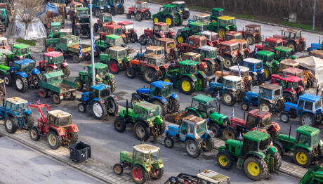 Αγρότες: Στα Μπλόκα Και Τα Χριστούγεννα