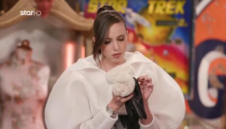 Cash or Trash: Η Μπέλε Αγόρασε Τα Γάντια Chanel