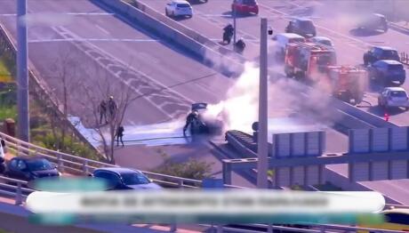 Ποσειδώνος: Αυτοκίνητο Τυλίχθηκε Στις Φλόγες - Βίντεο