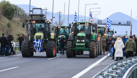 Αγρότες: Μπλόκα και κλειστοί δρόμοι σε όλη τη χώρα