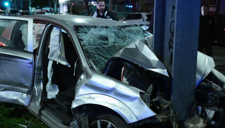 Νέα Σμύρνη: Αυτοκίνητο «Καρφώθηκε» Σε Κολώνα