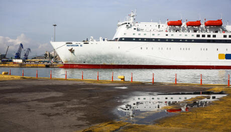 Δεμένα Τα Πλοία Στο Λιμάνι Του Πειραιά