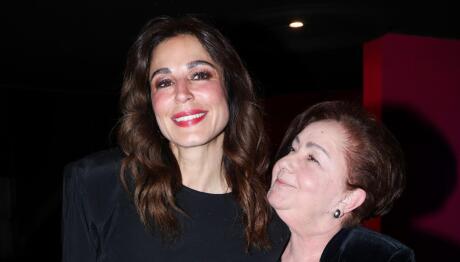 Κατερίνα Παπουτσάκη: Αγκαλιά Με Τη Μητέρα Της Στο Θέατρο
