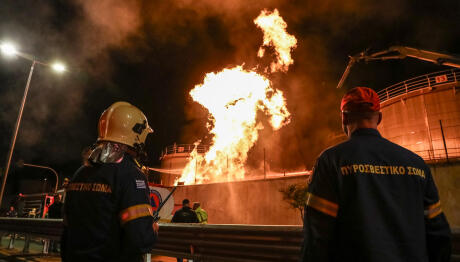 Φωτιά στο Πέραμα: Συναγερμός δίπλα σε δεξαμενές πετρελαίου