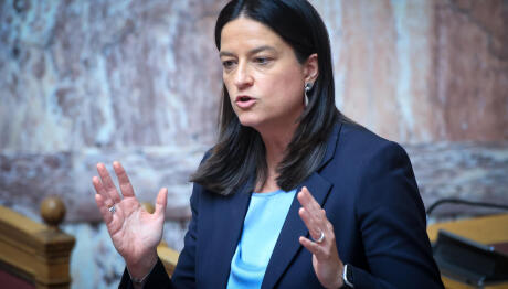 Αύξηση κατώτατου μισθού από 1η Απριλίου – Τι είπε η Κεραμέως