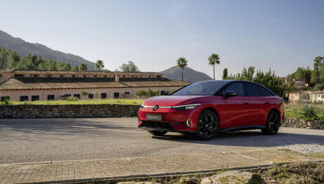 VW: Πρώτη και στα αμιγώς ηλεκτρικά οχήματα στην Ευρώπη