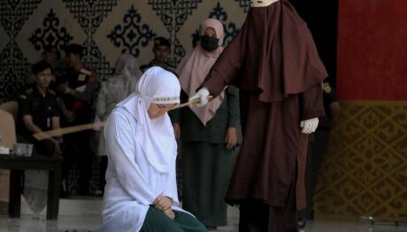 140 βουρδουλιές σε ζευγάρι στην Ινδονησία – Δημόσια τιμωρία