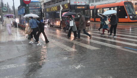 Καιρός: Δύο κακοκαιρίες, λασποβροχές και θυελλώδεις νοτιάδες