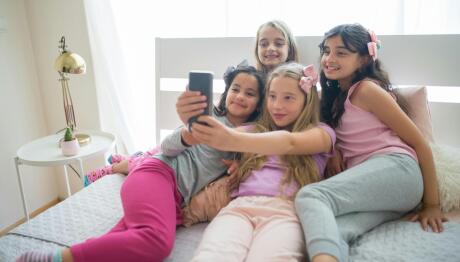 Απαγόρευση social media σε ανήλικους: Τι ετοιμάζει η Ελλάδα