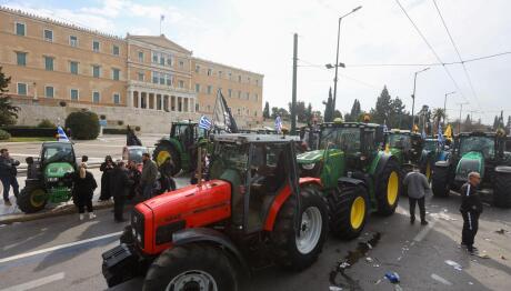 αγρότες με τρακτέρ στο Σύνταγμα