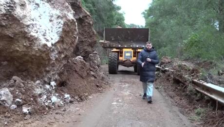 Κατολίσθηση Βράχων Έκλεισε Την Εθνική Οδό Πύργου - Τριπόλεως