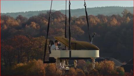 Τραγουδιστής γύρισε videoclip σε ύψος άνω των 90 μέτρων
