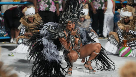 Καρναβάλι Ρίο: Ξεκίνησαν Οι Παρελάσεις Στο Σαμπαδρόμιο
