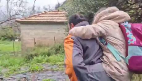 Κακοκαιρία Ηλεία: Μετέφεραν Τα Παιδιά Τους Στις Πλάτες Τους