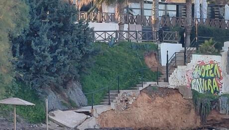 Σπασμένη η σκάλα που οδηγεί στην παραλία στο Μάτι μετά από βροχές