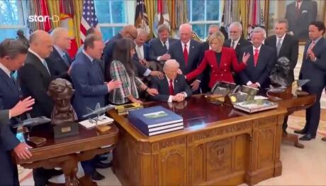 Τραμπ: Προσευχή Στο Οβάλ Γραφείο Με Ευαγγελιστές Πάστορες