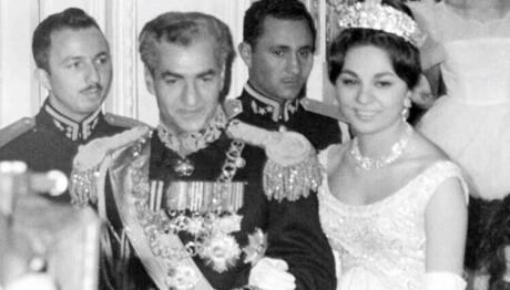 Ο Σάχης Μοχαμάντ Ρεζά Παχλαβί με την 21χρονη νύφη του, Φαρά Ντιμπά