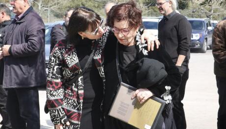 Κηδεία Χρήστου Βαλαβανίδη: Συντετριμμένη η σύζυγός του, Ασπασία Κράλλη