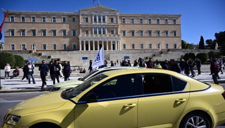 Απεργία Διαρκείας Από Την Τρίτη Για Τα Ταξί