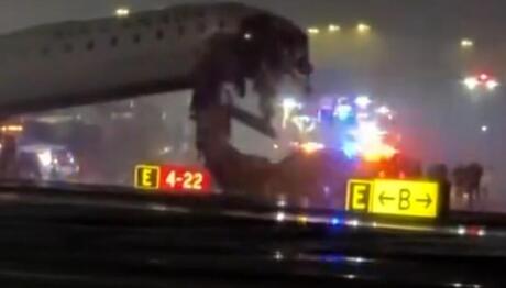 Νέα Υόρκη: Αεροπλάνο Συγκρούστηκε Με Όχημα Στο La Guardia