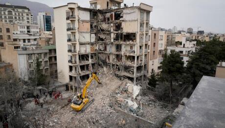 Τα ερείπια κατοικημένου κτιρίου στην Τεχεράνη μετά από αεροπορική επίθεση