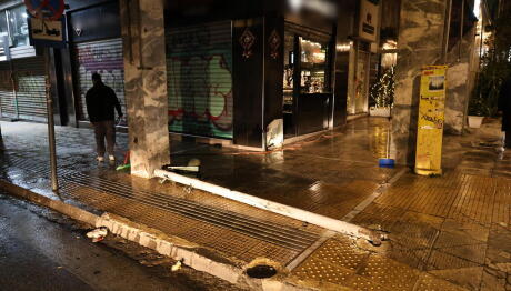 Αυτοκίνητο Έπεσε Σε Καφετέρια Στη Σόλωνος - Ένας Τραυματίας