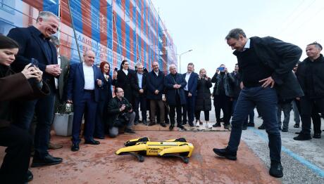 Ο Μητσοτάκης με τον σκύλο ρομπότ Κύων