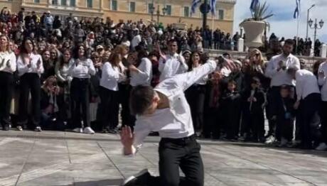 Το Ζεϊμπέκικο Στην Πλατεία Συντάγματος Την 25η Μαρτίου