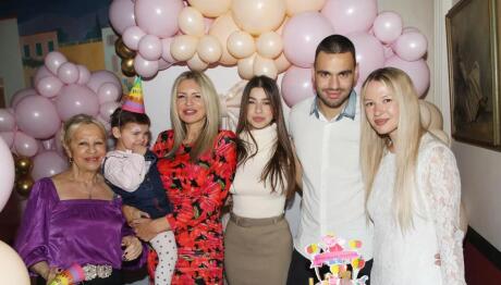 Η Τάρια Μπούρα στα γενέθλια του γιου της Δημήτρη