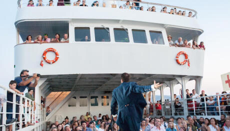 Η παράσταση Lemon στη Σαντορίνη (εν πλω)