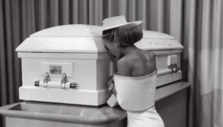 Ιnfluencer Ανέβασε Φωτογραφίες Με Το Φέρετρο Της Κόρης Της!